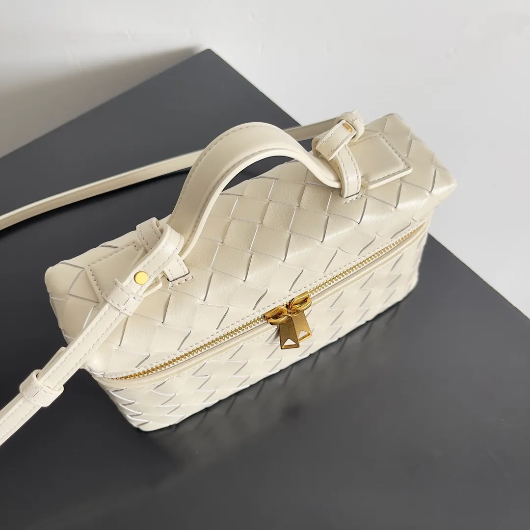 Batch 1360 Bottega Veneta 24 spring and summer woven zipper crossbody bag. A crossbody bag that can be used as a cosmetic bag. The exquisite weaving and compact body are an indispensable accessory for the upcoming summer. The double zipper also better protects the bag. It has a large capacity. If you like it, don’t miss it. Style number: 789109 Size: 22*12.5*5cm